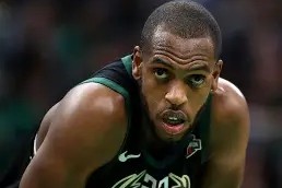 亚博体育在线-密尔沃基雄鹿训练开放日，集结日复出首秀引欢呼，足总杯在即，控场能力受关注