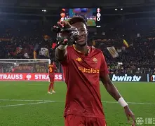 罗马训练开放日，今晚状态回暖引欢呼，欧联在即，更衣室氛围转暖