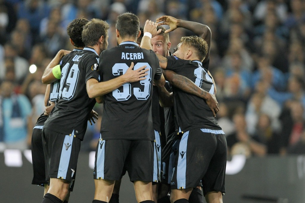 王楚钦给莎莎系鞋带