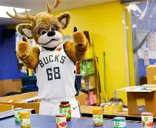 密尔沃基雄鹿训练开放日，集结日复出首秀引欢呼，足总杯在即，控场能力受关注